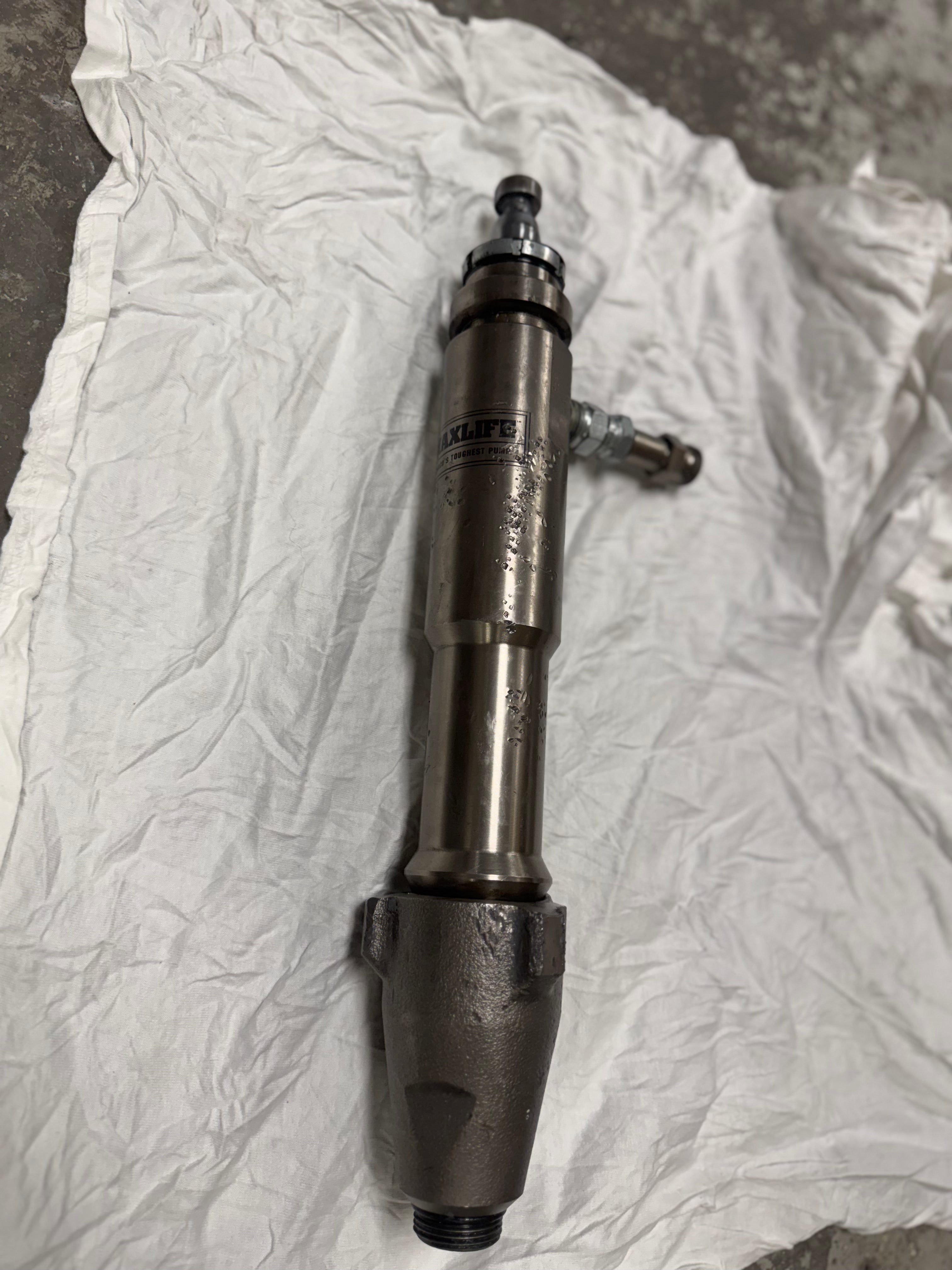Displacement pump for 230/300